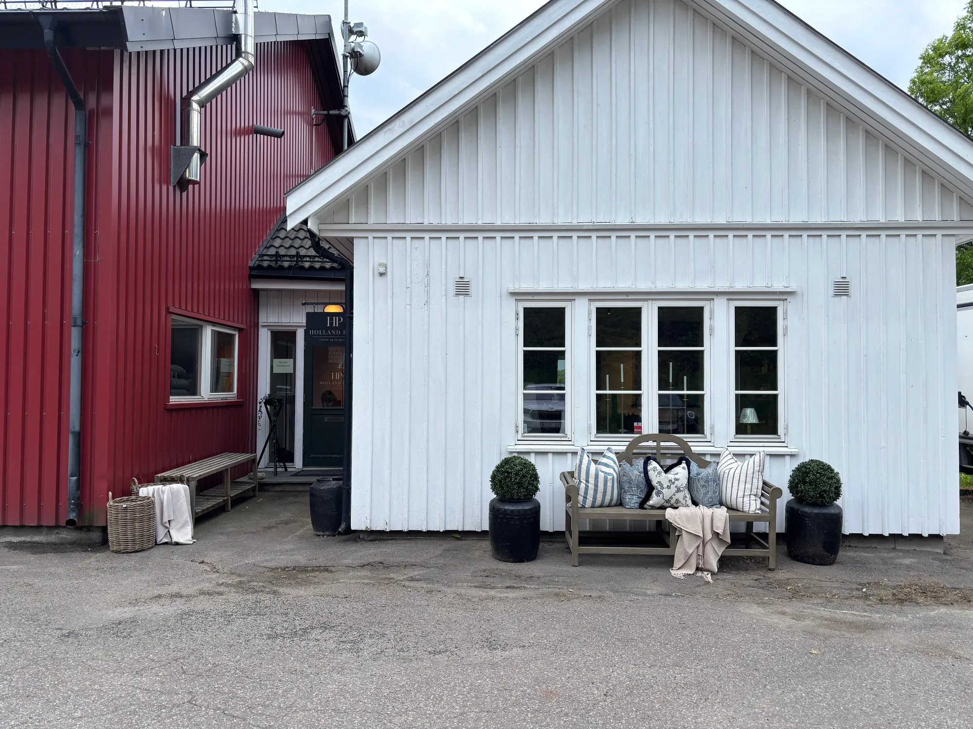 Butikken på Nordre Husvik Gård sett fra gårdsplassen