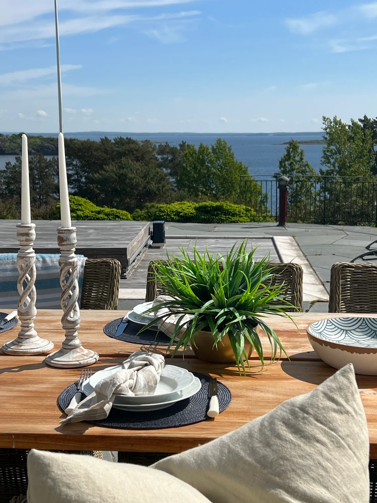 Dekket bord på terrassen med utsikt over fjorden