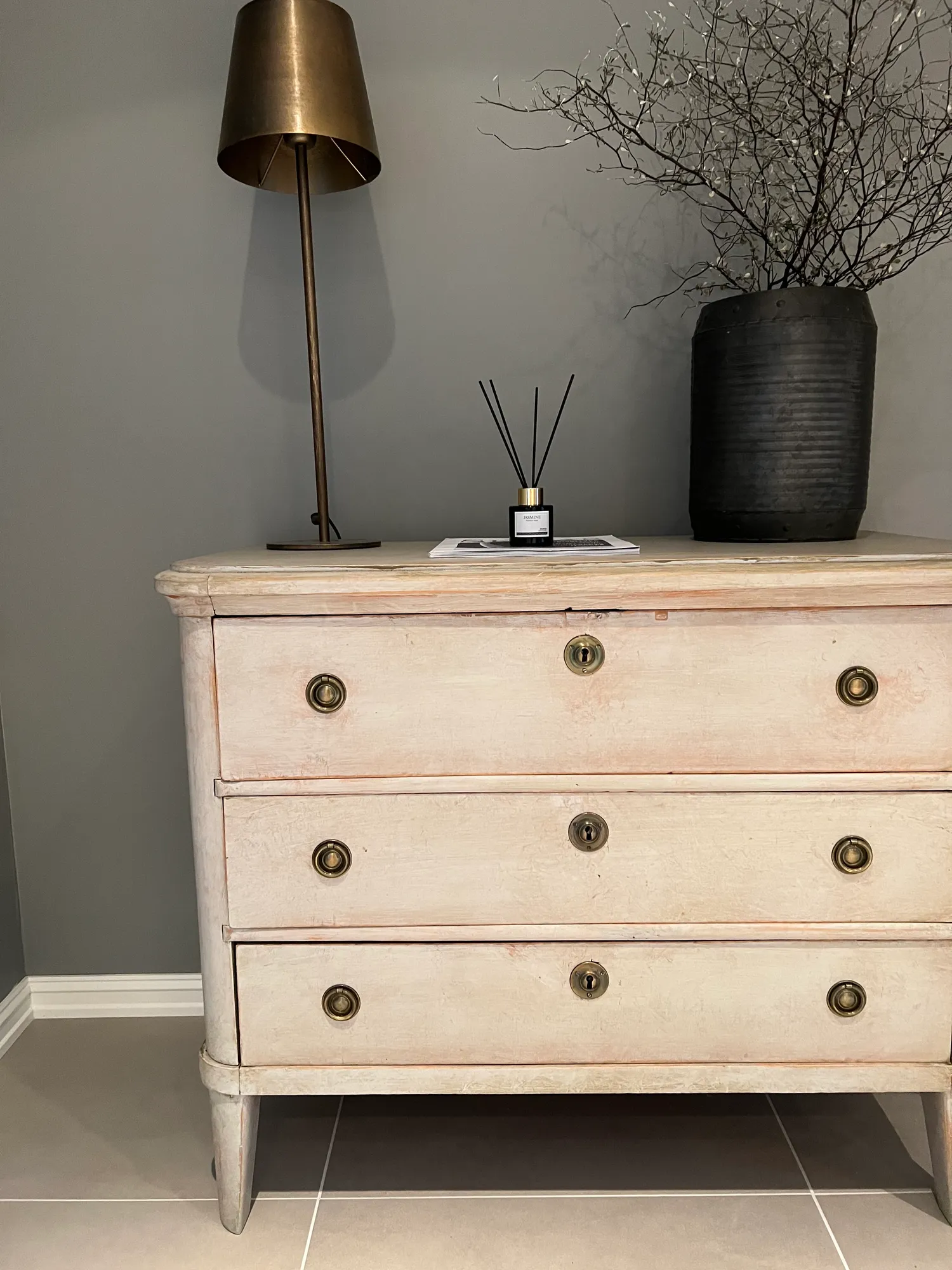 Antikk kommode med messinglampe og duftpinner