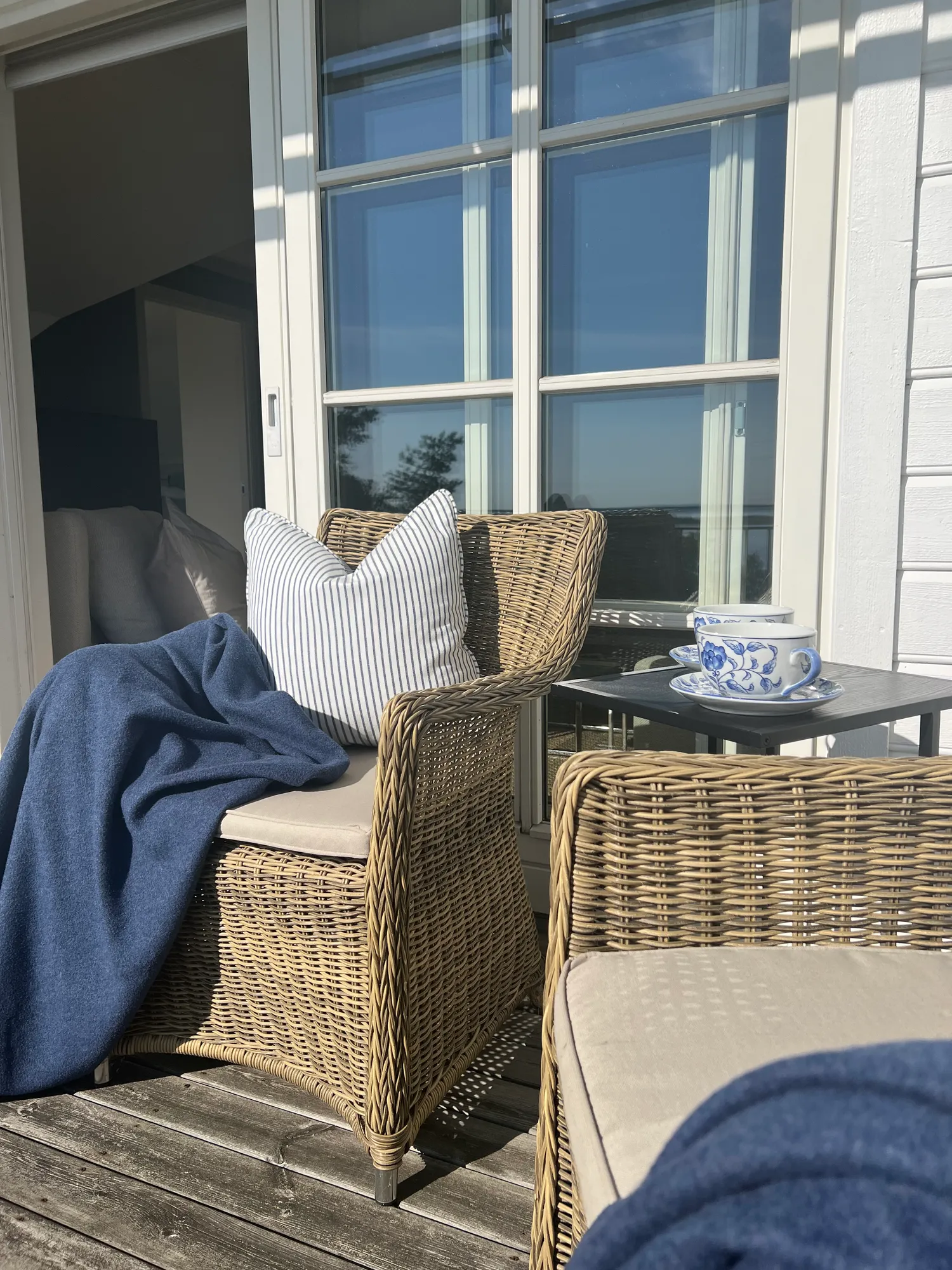 Kurvstol med blått pledd på verandaen