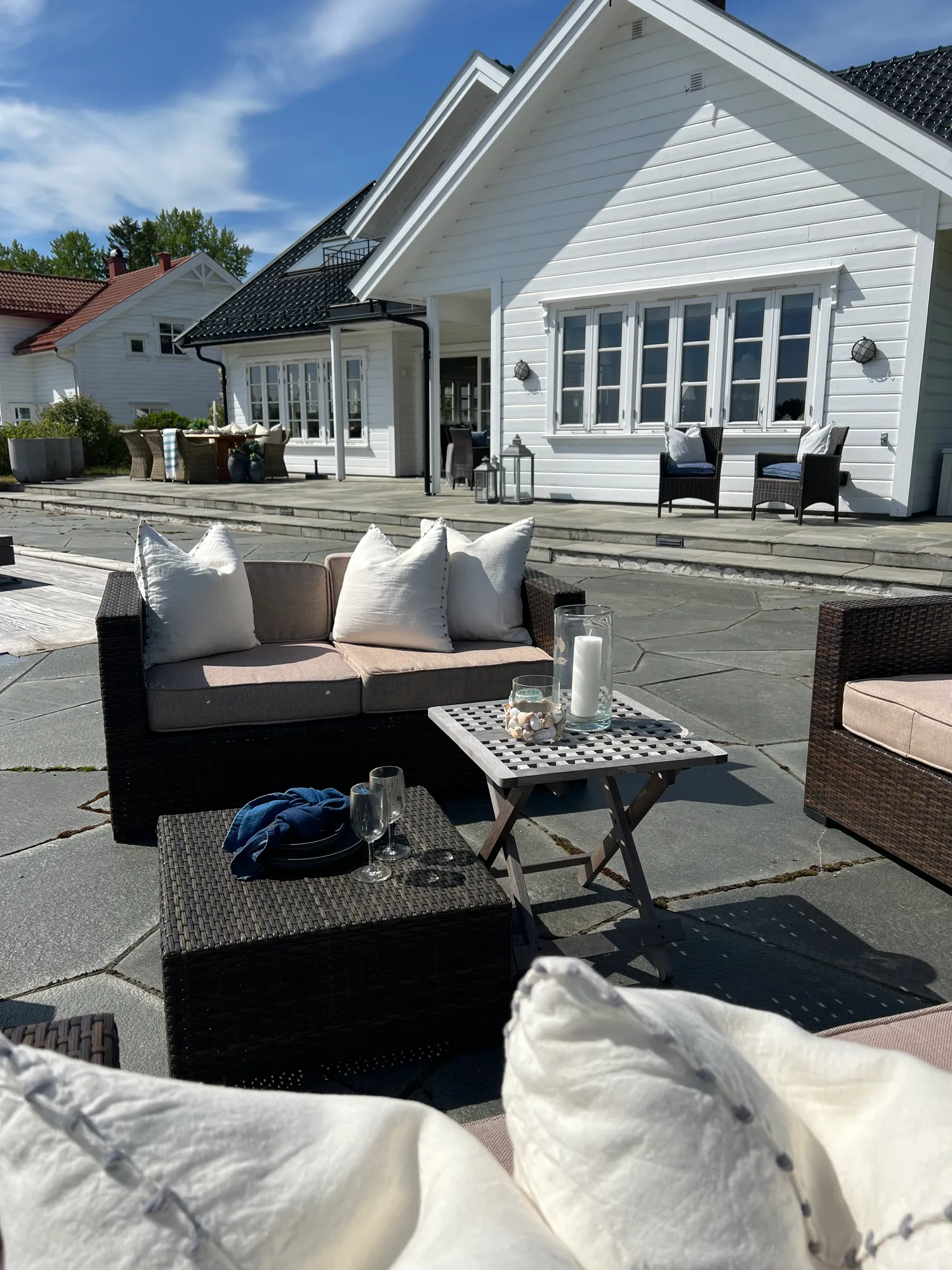 Loungegruppe på gårdsplassen foran villaen