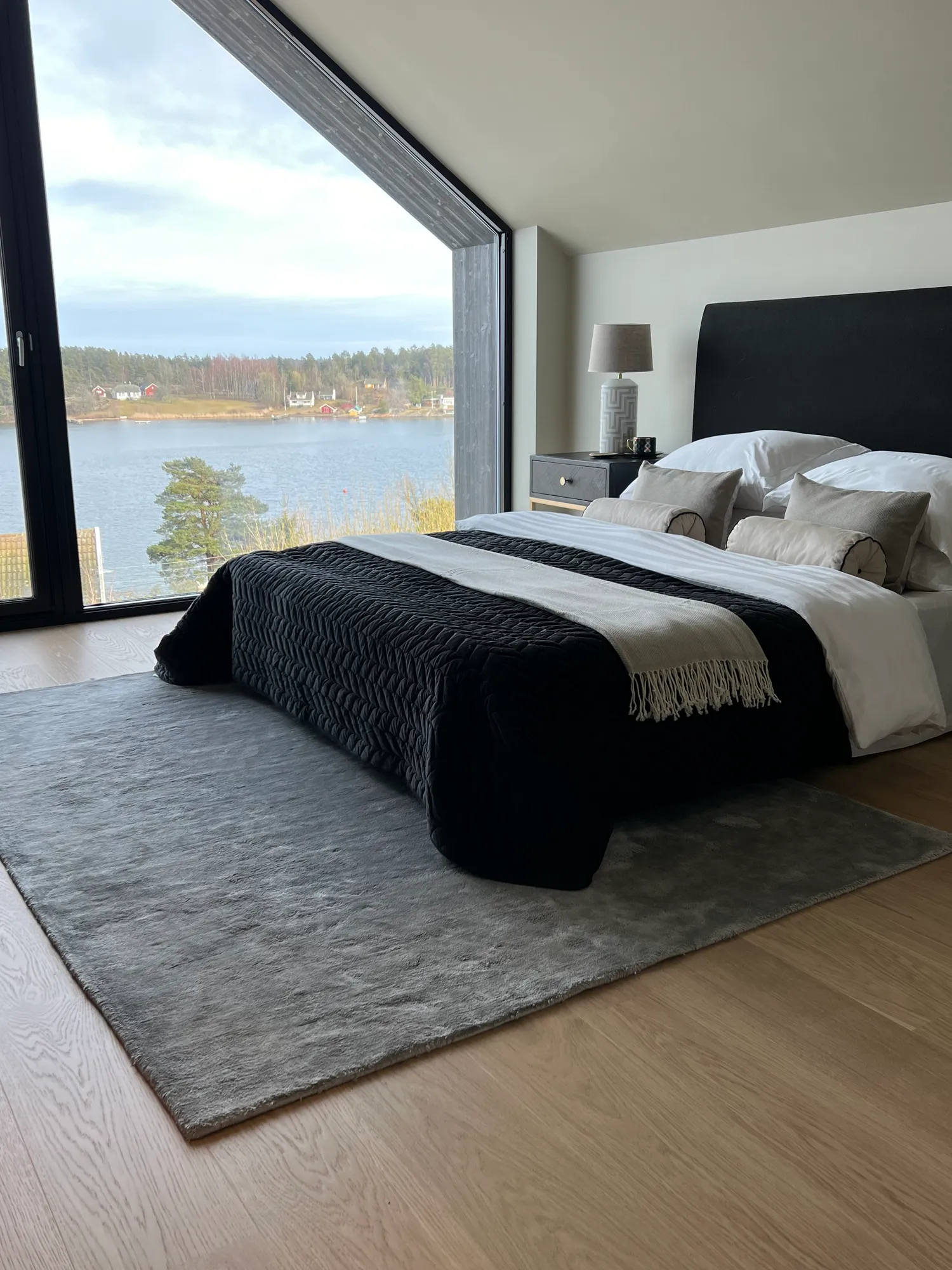 Soverom med skråvindu og utsikt over fjorden