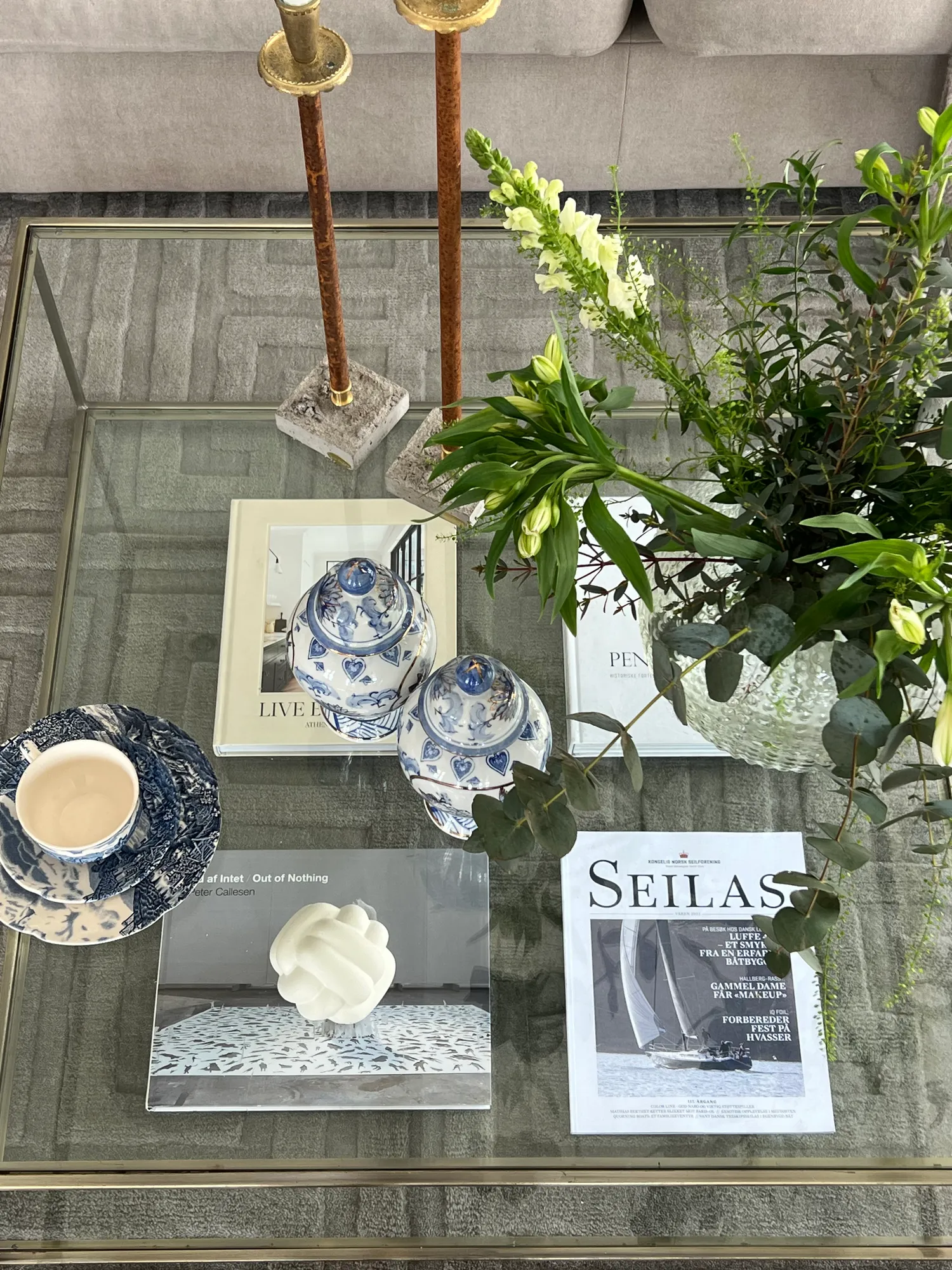 Sofabord i glass med blåhvitt porselen, bøker og blomster