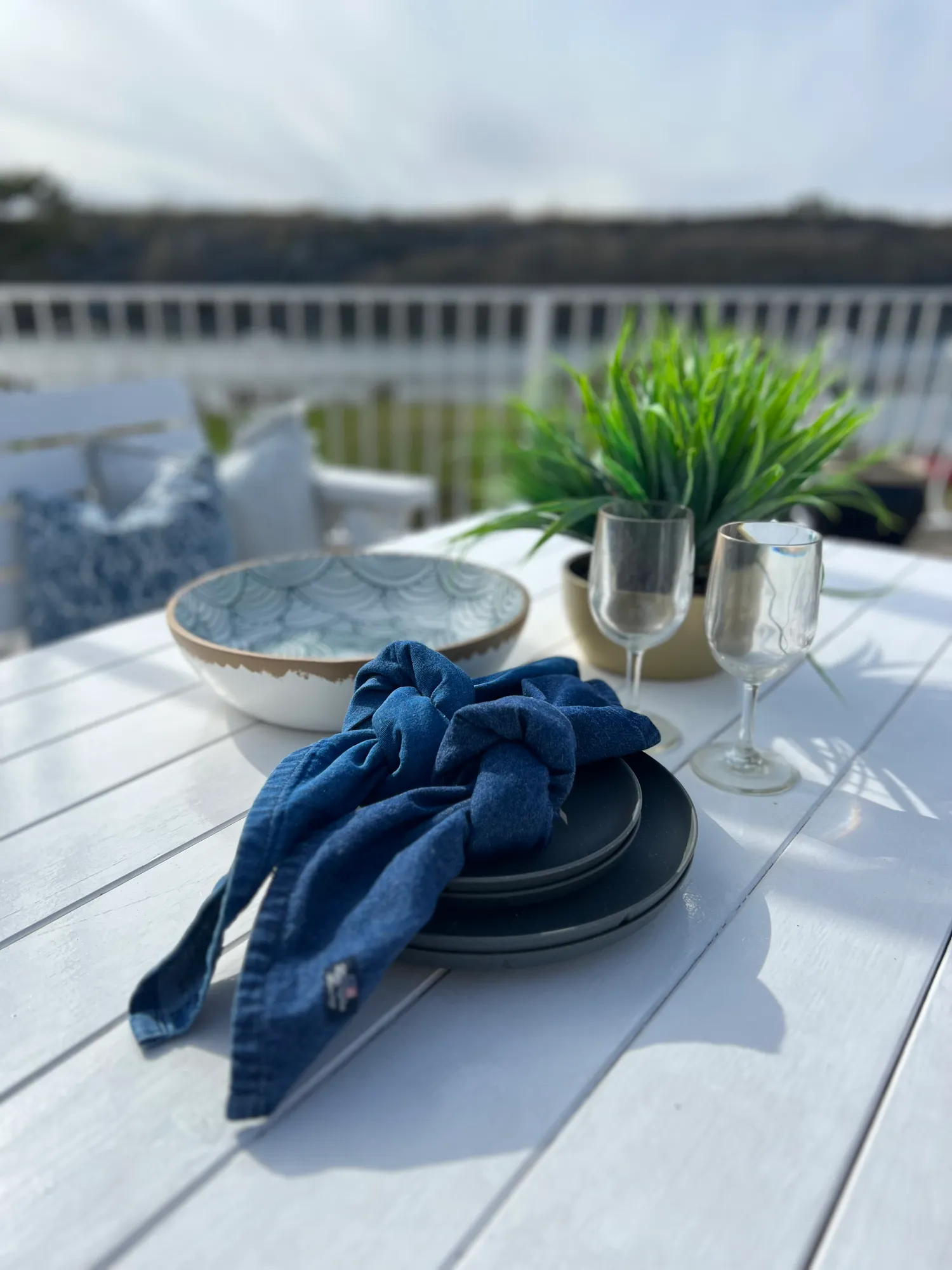 Dekket bord på terrassen med blå serviett