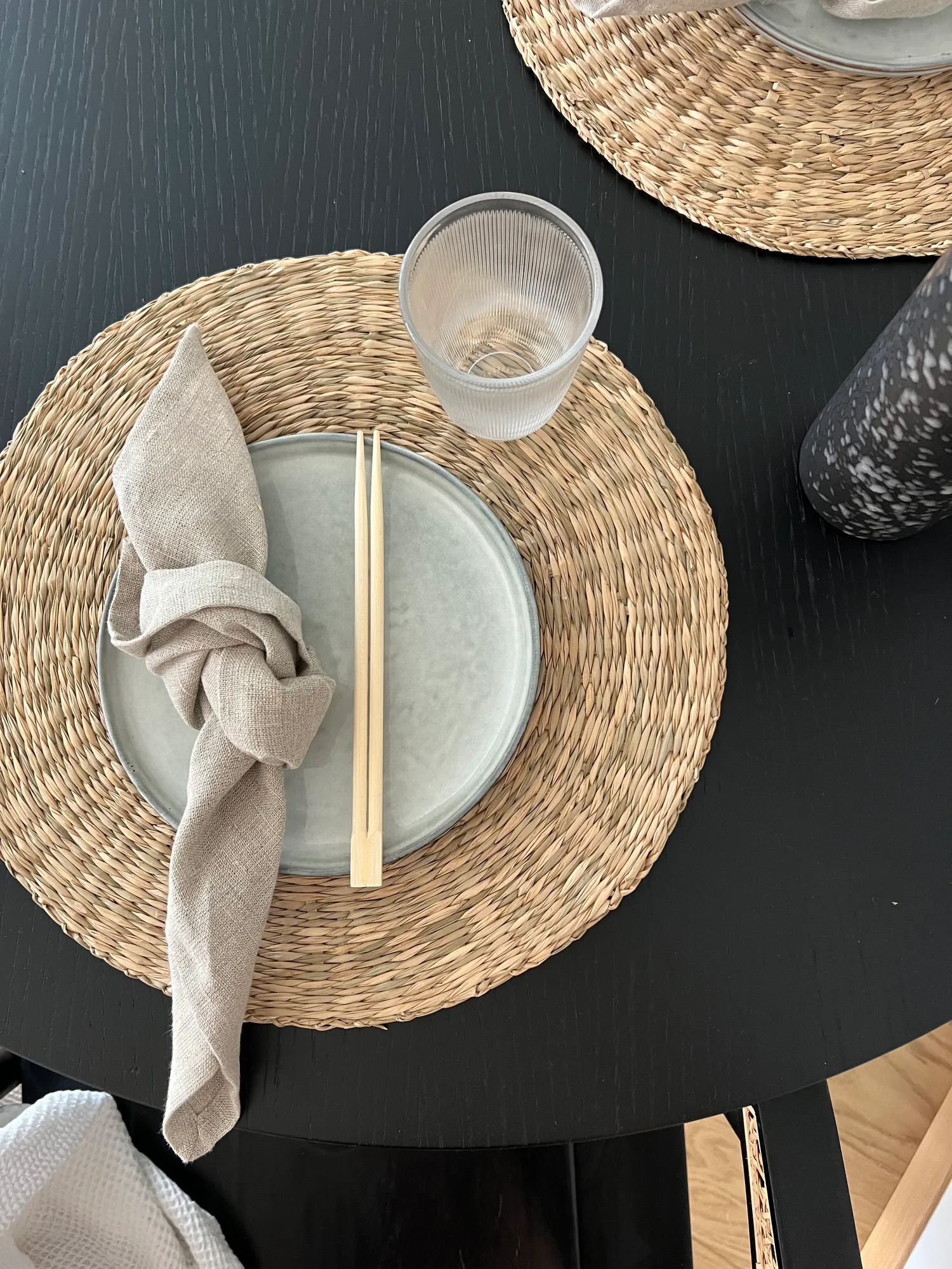 Kuvert med flettet bordbrikke, linserviett og spisepinner